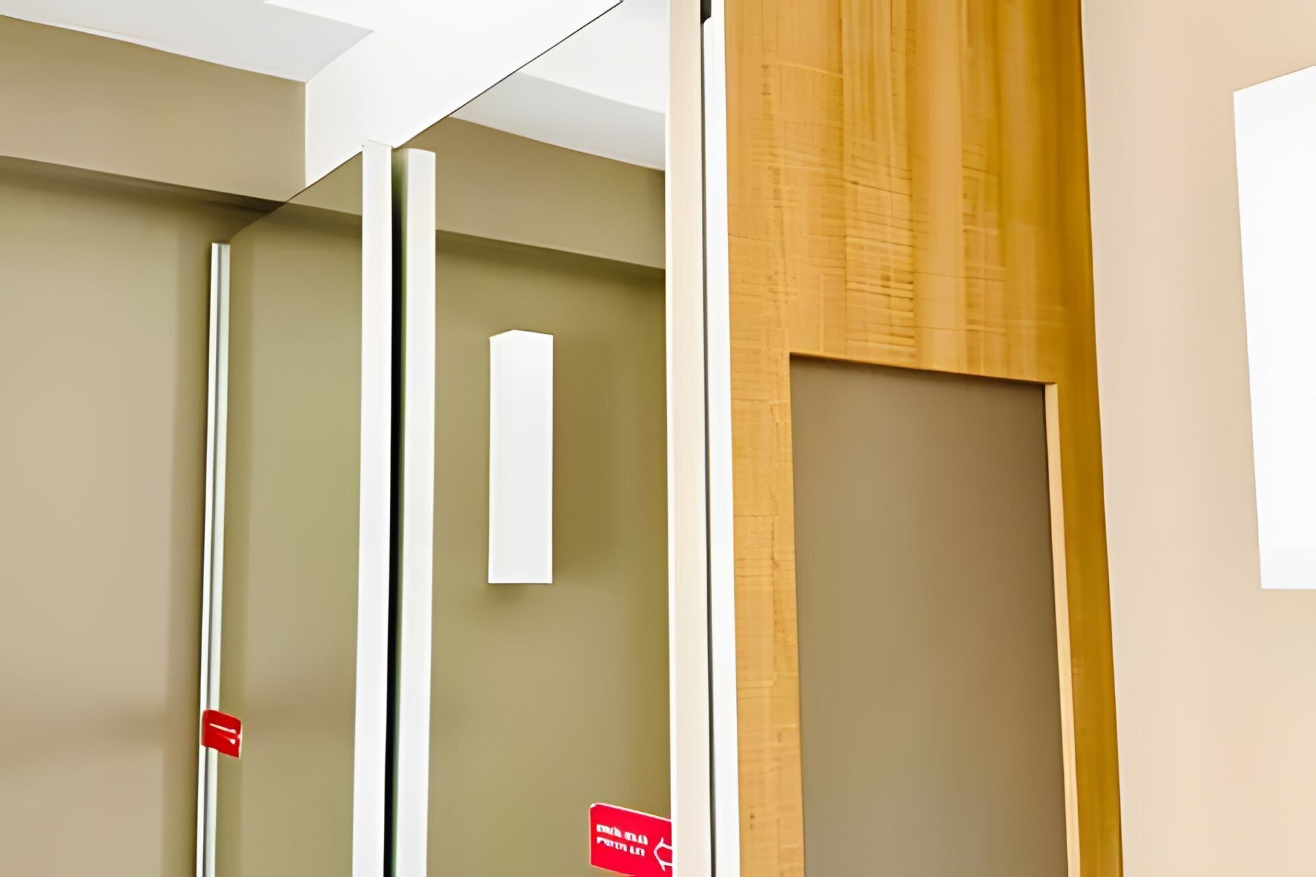 Un couloir avec une porte, un panneau vertical et un panneau en bois.