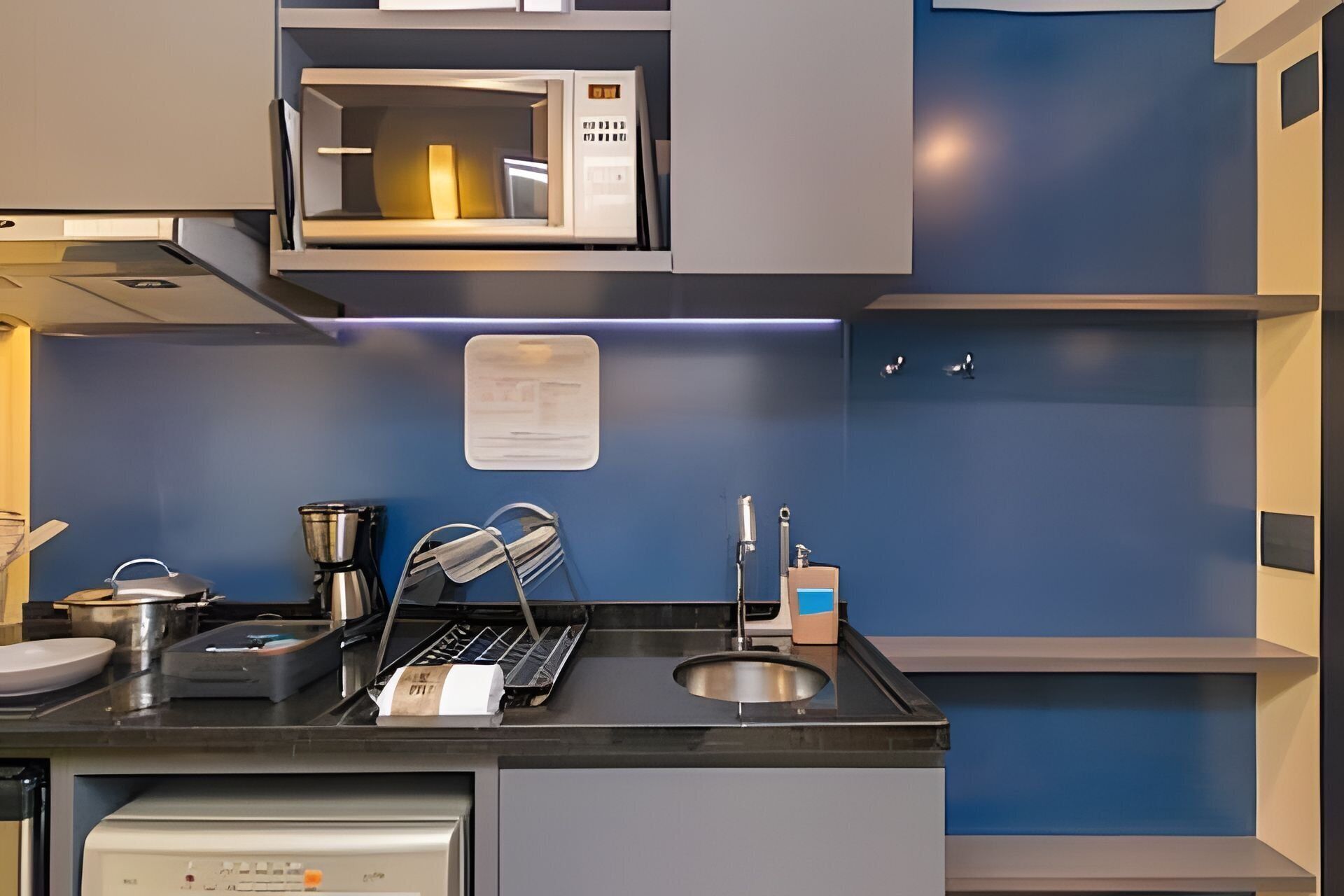 Deluxe Studio | Private kitchen | Microwave, cookware/dishes/utensils