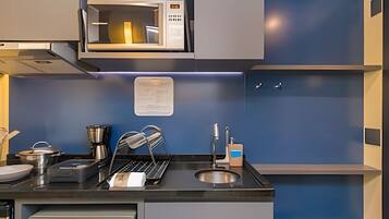Deluxe Studio | Private kitchen | Microwave, cookware/dishes/utensils