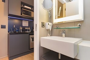 Studio | Bathroom