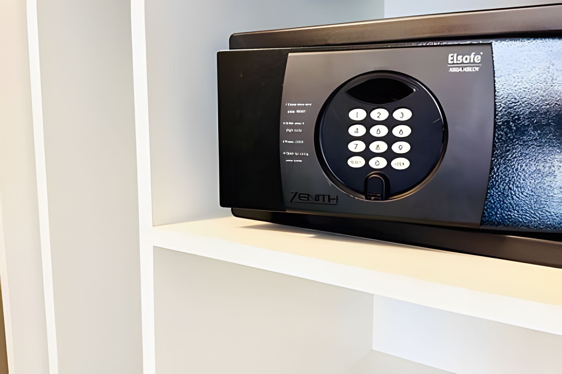 Un four à micro-ondes doté d’un clavier numérique et portant la marque « Elsafe » en haut à droite.