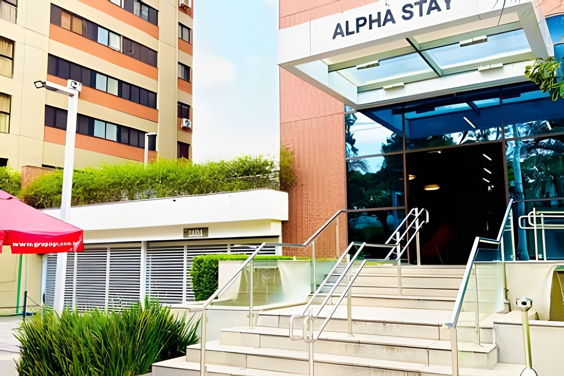 Een moderne gevel met een bord waarop 'ALPHA STAT' staat.