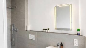 Douche, sèche-cheveux, serviettes fournies, savon
