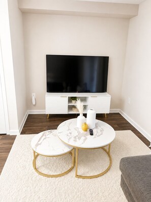 Smart TV - Bright, stylish studio in the heart of Buckhead. (Atlanta)
