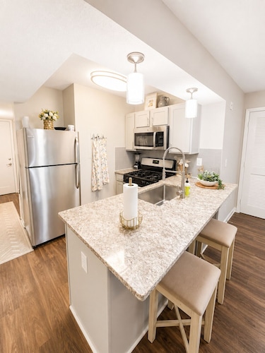 Bright, stylish studio in the heart of Buckhead.