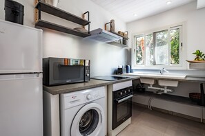 Kühlschrank, Mikrowelle, Ofen, Wasserkocher mit Kaffee-/Teezubehör