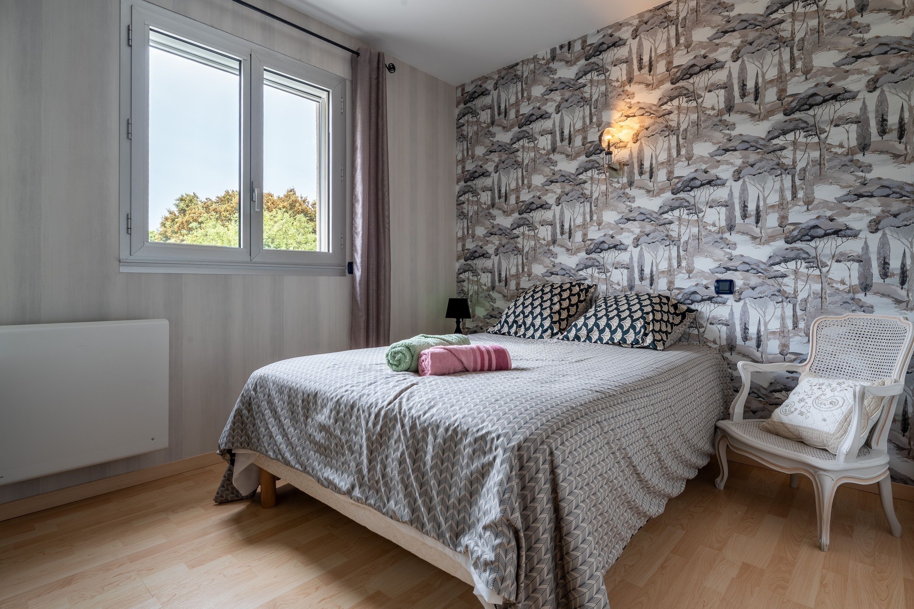 Iron/ironing board, free WiFi, bed sheets