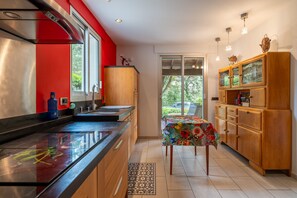 Fridge, microwave, oven, dishwasher - La Villa du Chêne - Avec Piscine Privée (Nimes)