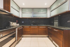 Fridge, microwave, oven, stovetop - Stylish 3-Bed Apartment in South Kensington (Greater London)