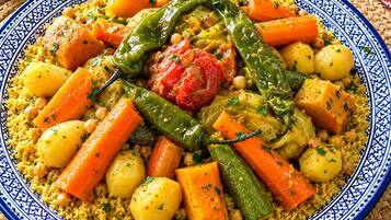 Une assiette de couscous aux légumes et aux pois chiches.