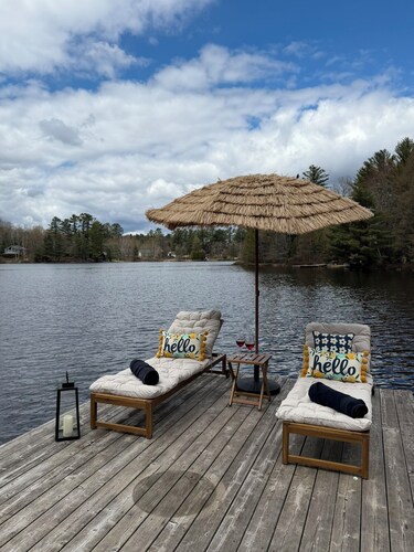 Private lakefront retreat in Muskoka w/firepit, hot tub, private dock, kayaks