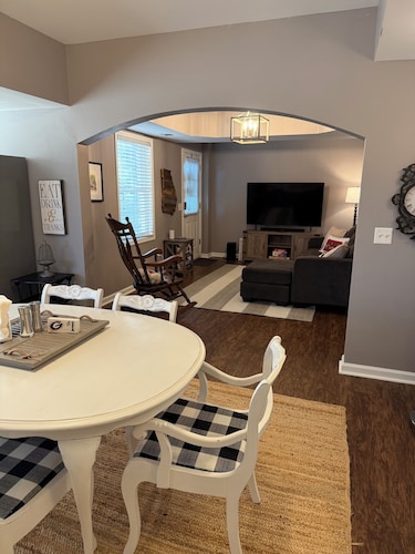 The Corner Suite-Close to The Dawgs’ Classic City