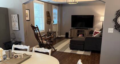 The Corner Suite-Close to The Dawgs’ Classic City