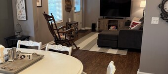 The Corner Suite-Close to The Dawgs’ Classic City