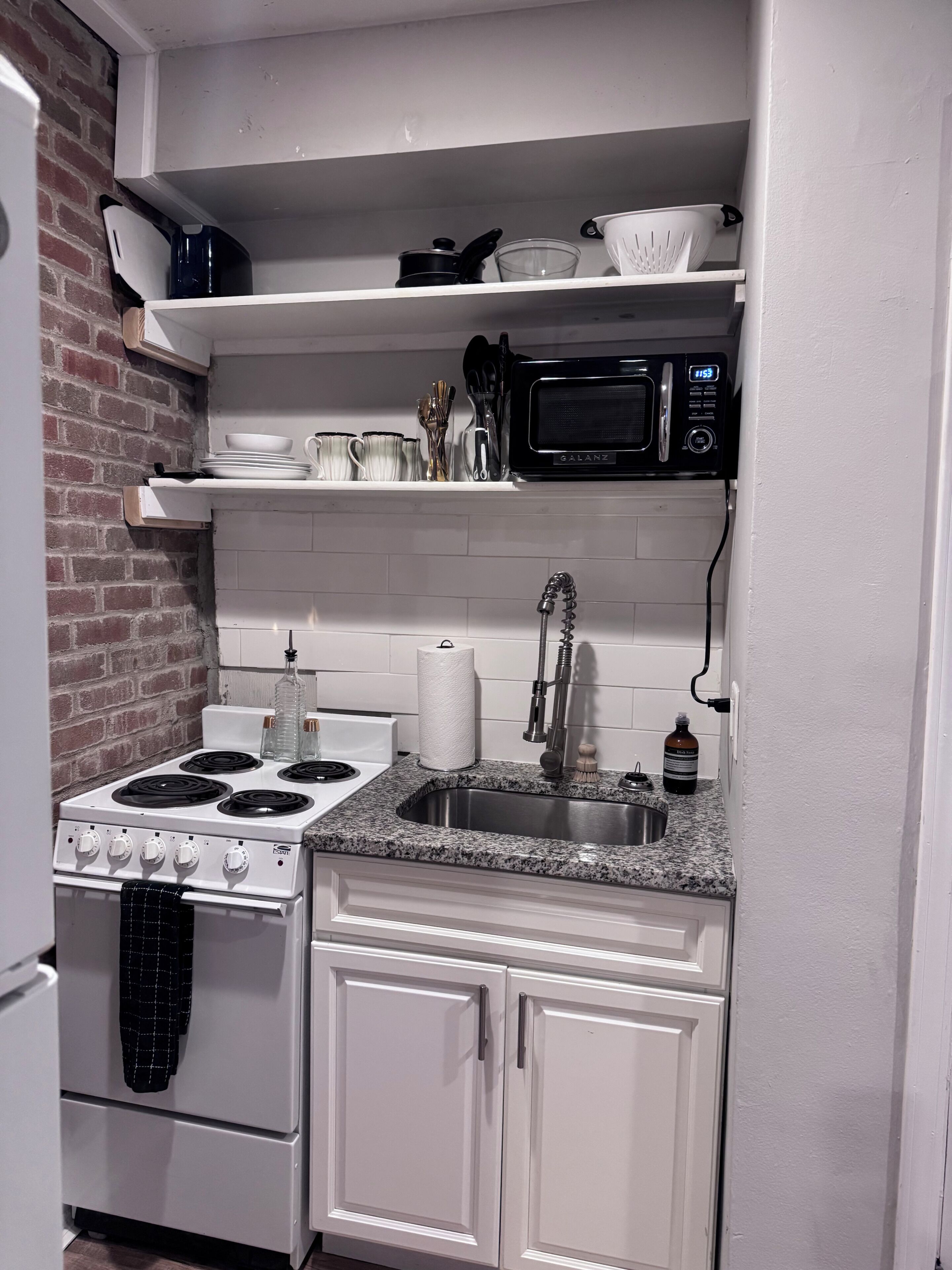 Full-size fridge, microwave, oven, stovetop