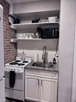 Frigorífico grande, microondas, horno y placa de cocina