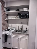 Refrigerador con freezer, microondas, horno, placa de cocina