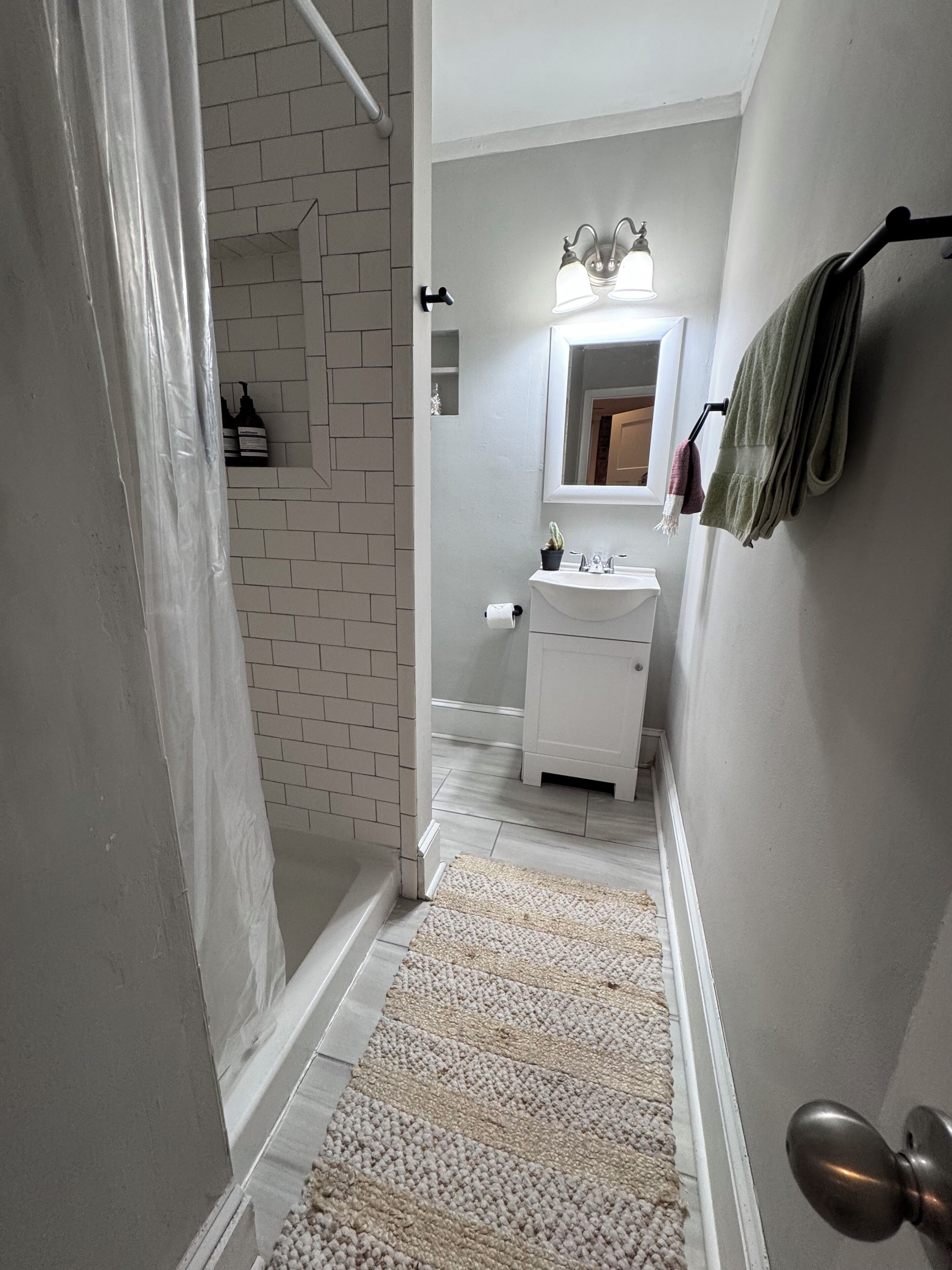 Douche, articles de toilette écologiques, sèche-cheveux