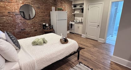 Jungle House Studio Suites – Short North & Convention Center