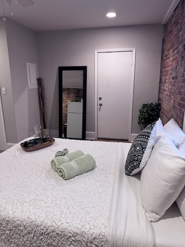 Jungle House Studio Suites – Short North & Convention Center