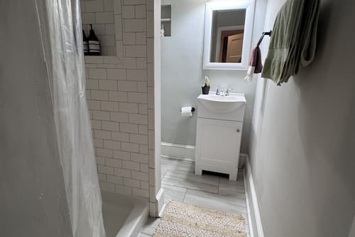 Douche, articles de toilette écologiques, séchoir à cheveux