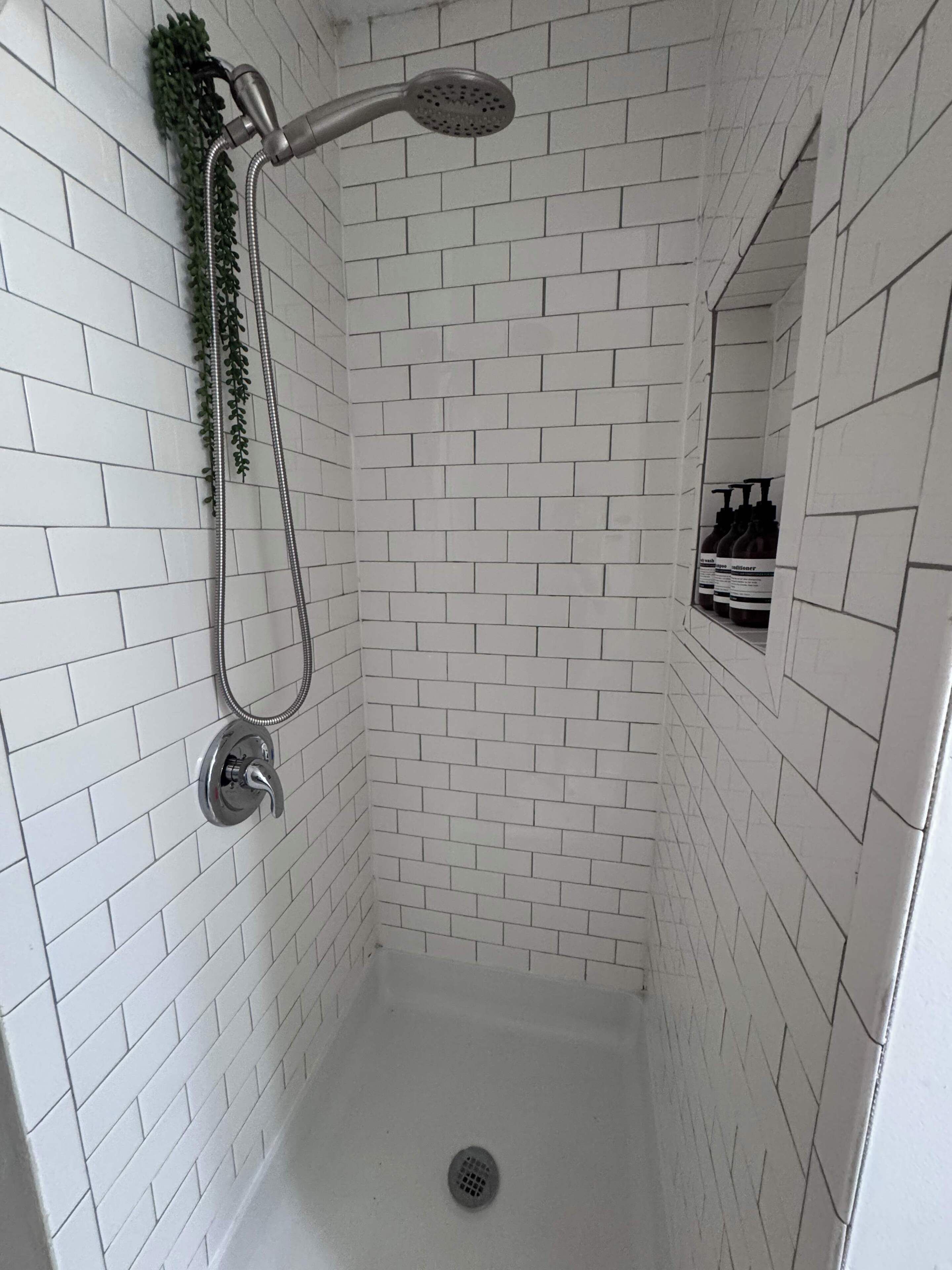 Elite-Studio | Badezimmer | Dusche, umweltfreundliche Kosmetikartikel, Haartrockner, Handtücher