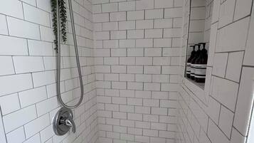 Elite-Studio | Badezimmer | Dusche, umweltfreundliche Kosmetikartikel, Haartrockner, Handtücher