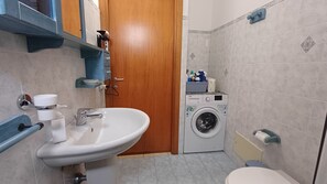 Dusche, Haartrockner, Bidet, Seife
