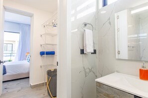 Hårføner og håndklær