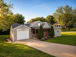 Exterior - World Cup Ready | Stylish KC 3BR Near Arrowhead (Kansas City)