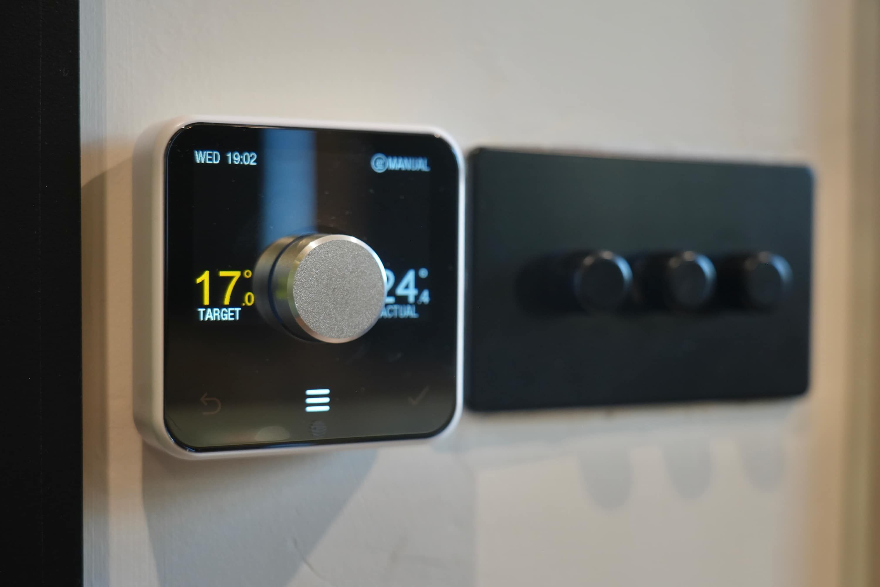 Un thermostat doté d’une fonction de réglage de la température cible et d’un affichage de l’heure.