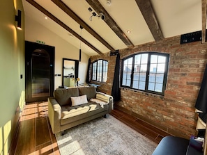 Apartment - Japandi Loft Projector Freestanding Bath Jewellery Quarter (Birmingham)