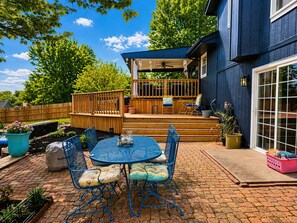 Outdoor dining - World Cup Retreat | Pool • Sleeps 8 • KC (Kansas City)