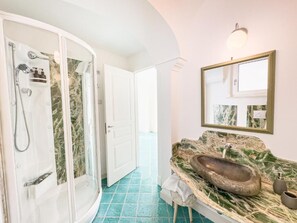 Doppia Deluxe, balcone, vista mare | Banheiro | Produtos de toalete grátis, secador de cabelo, chinelos