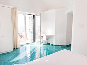 Doppia Deluxe, balcone, vista mare | Frigobar, cofres nos quartos, escrivaninha, quartos à prova de som