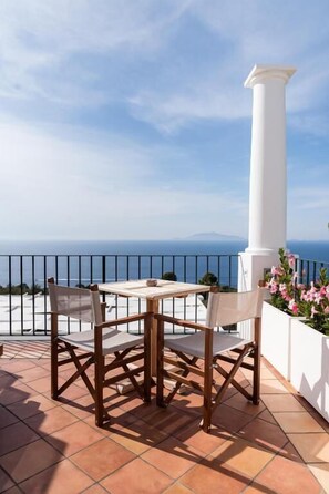 Outdoor dining - Amira Resort (Anacapri)