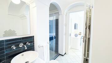 Doppia Deluxe, balcone, vista mare | Minibar, in-room safe, desk, soundproofing