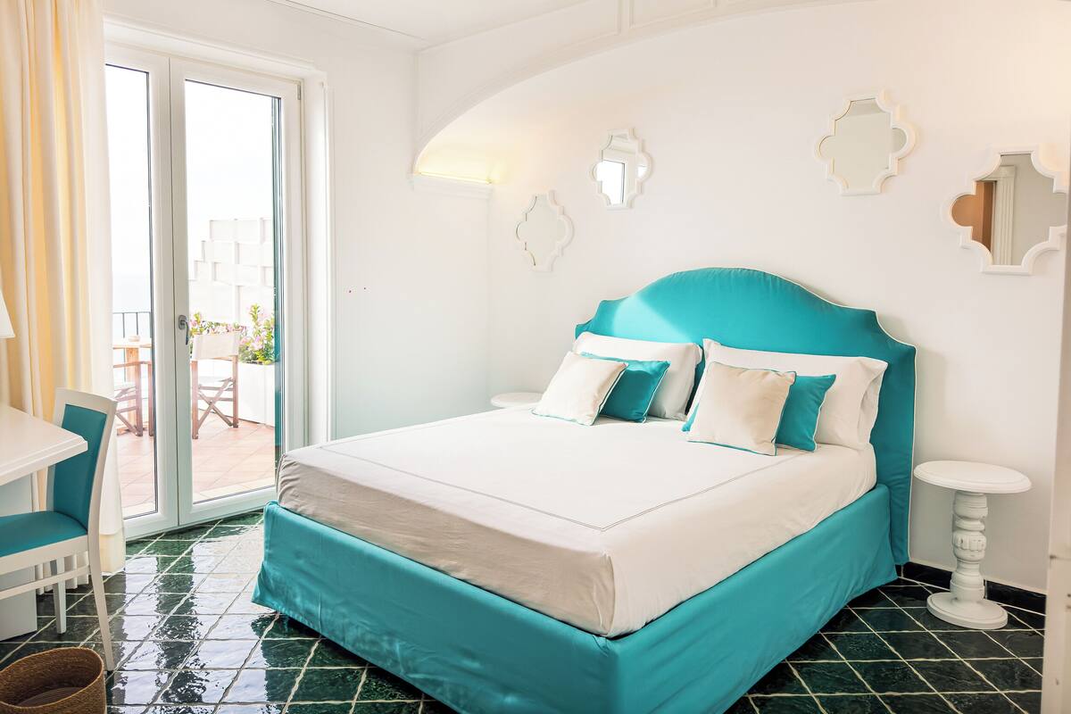 Doppia Deluxe, balcone, vista mare | Minibar, in-room safe, desk, soundproofing