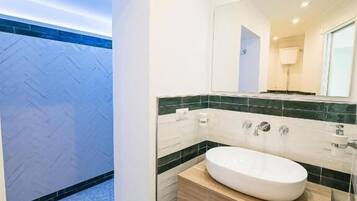 Doppia Deluxe, balcone, vista mare | Banheiro | Produtos de toalete grátis, secador de cabelo, chinelos