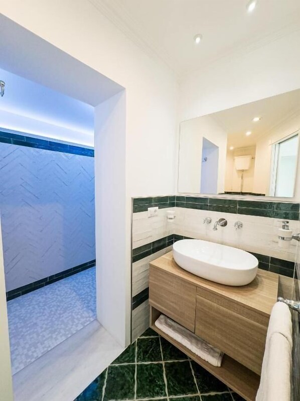 Doppia Deluxe, balcone, vista mare | Salle de bain