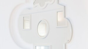 Eine weiße Wand mit einem geometrischen Schnittmuster.