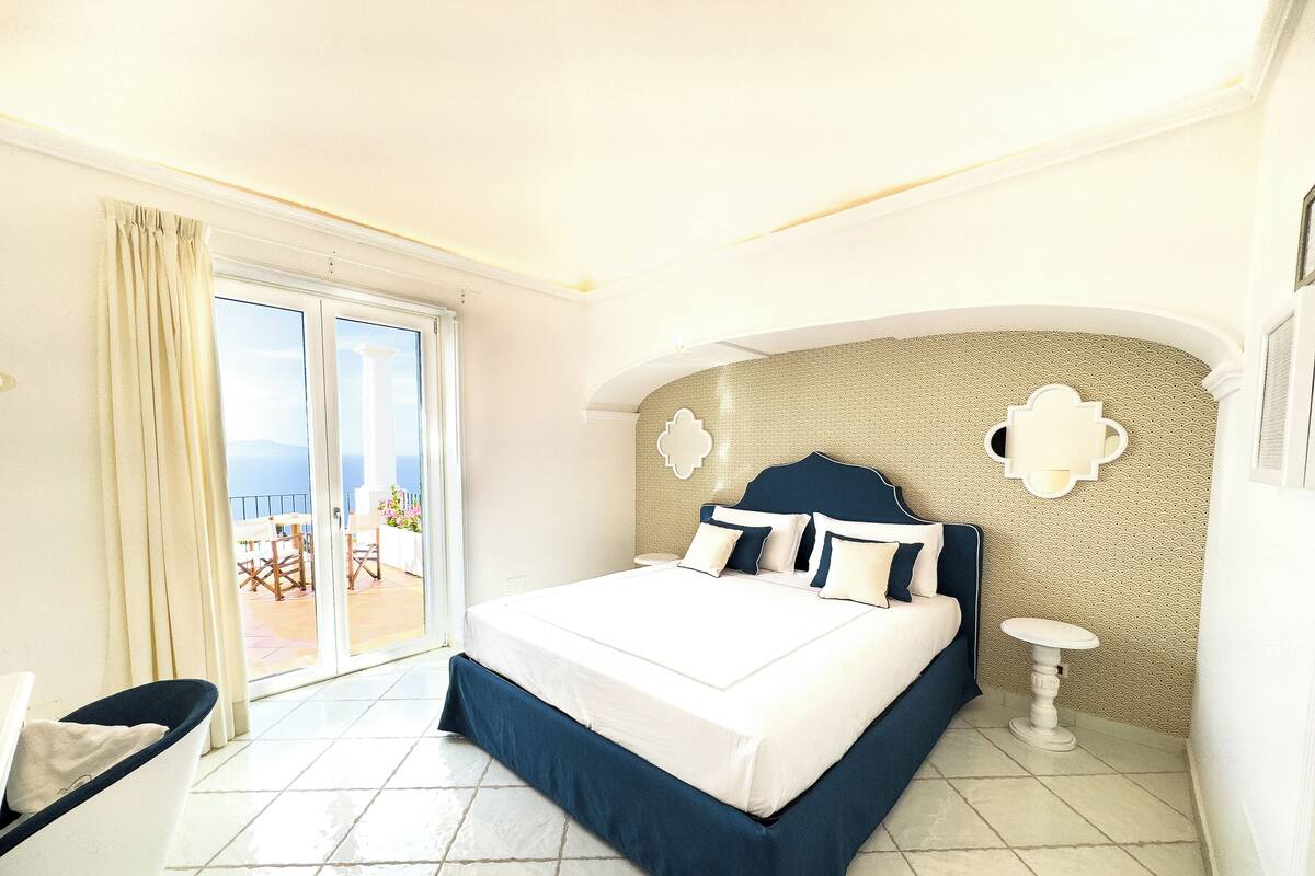 Doppia Deluxe, balcone, vista mare | Minibar, in-room safe, desk, soundproofing
