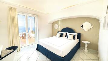 Doppia Deluxe, balcone, vista mare | Minibar, una cassaforte in camera, una scrivania, insonorizzazione