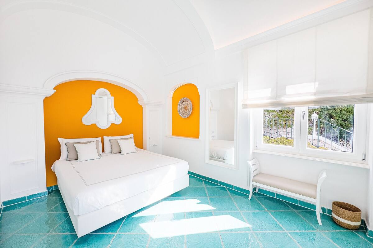 Doppia Deluxe, balcone, vista mare | Minibar, in-room safe, desk, soundproofing