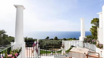 Doppia Deluxe, balcone, vista mare | Opções para refeição ao ar livre