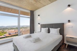 Tabla de planchar con plancha, wifi y ropa de cama 