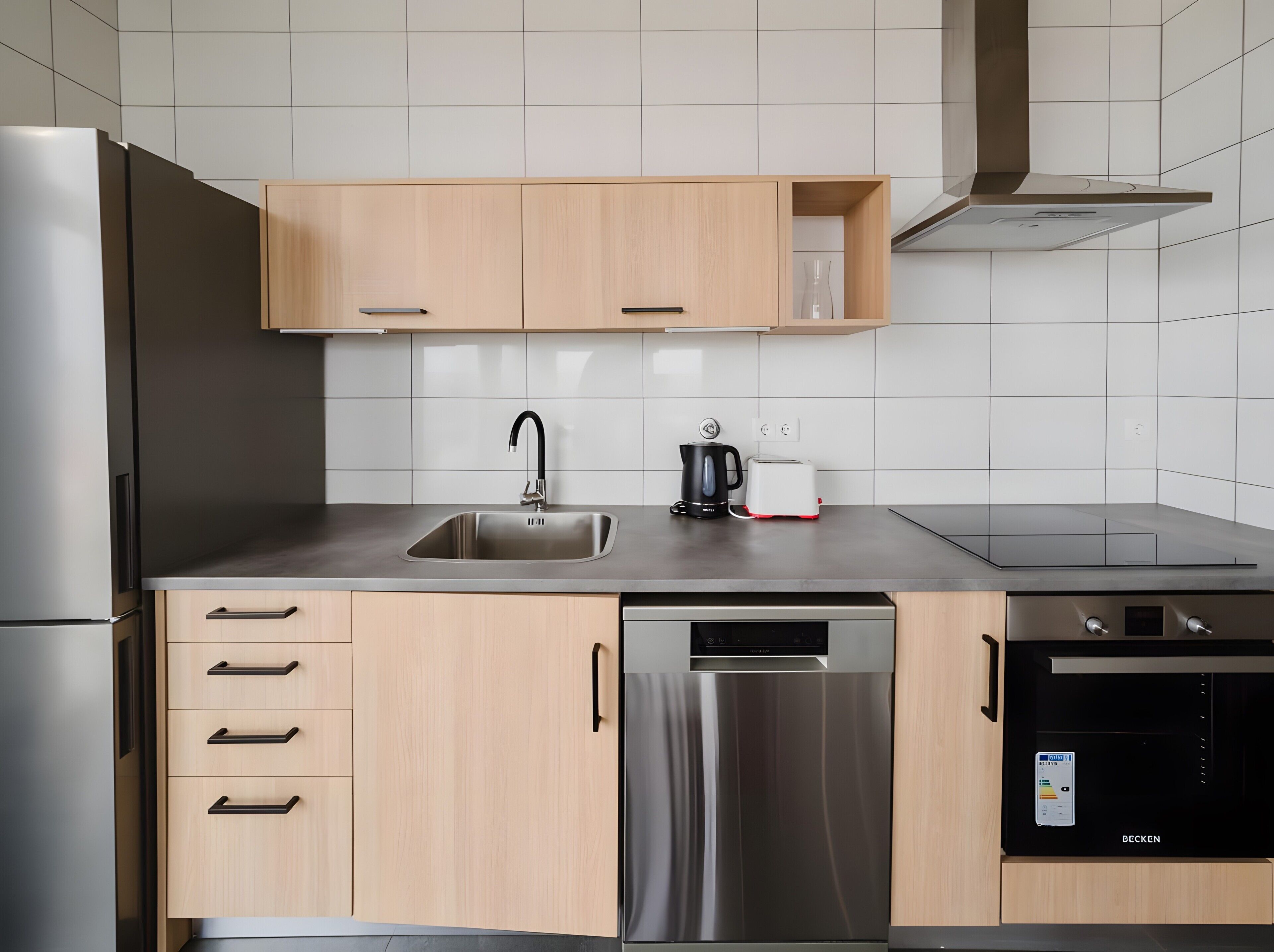 Réfrigérateur, micro-ondes, four, plaque de cuisson