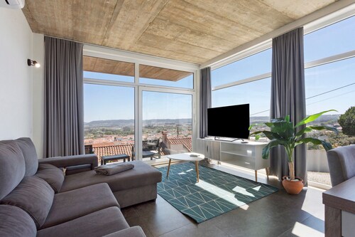 Apartment 'Colina Do Sol 1' with Mountain View, Wi-Fi and Air Conditioning