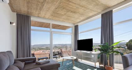 Apartment 'Colina Do Sol 1' with Mountain View, Wi-Fi and Air Conditioning