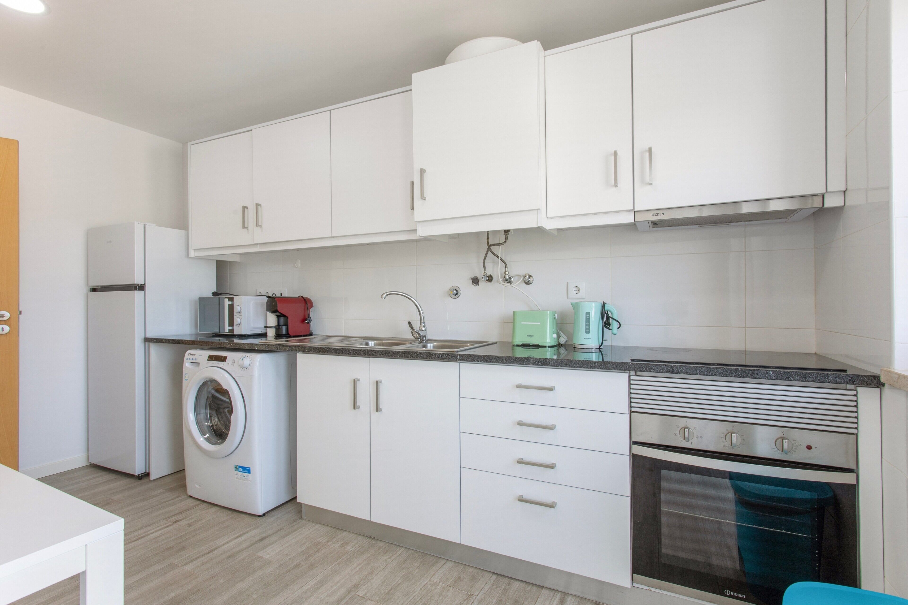 Kühlschrank, Mikrowelle, Ofen, Herdplatte